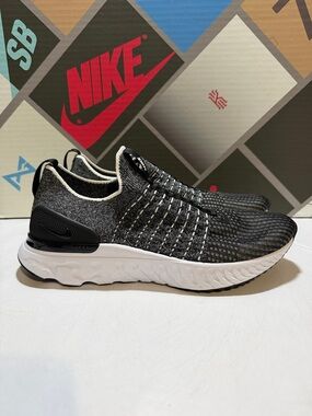 Men Nike React Phantom Run Flyknit 2 Black White